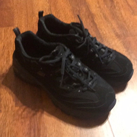 all black skechers